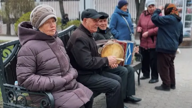 Под бубен и гармошку приглашают гомельчан потанцевать в парке