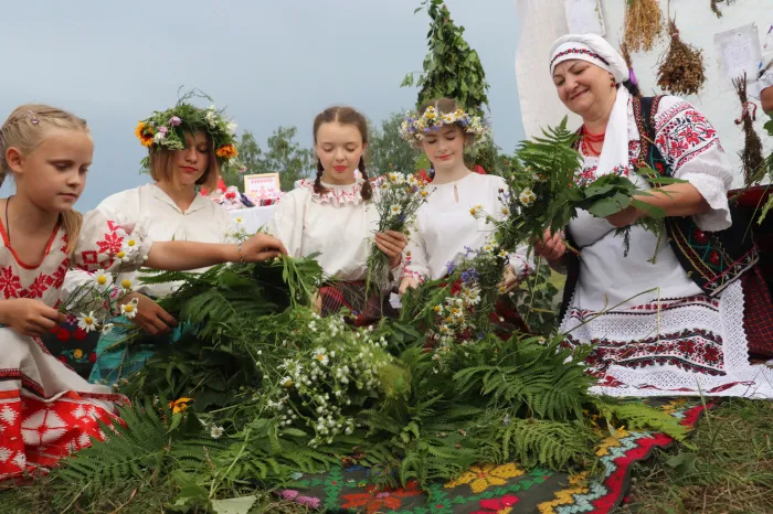 У адпаведнасці з мясцовымі традыцыямі i абрадамі сустракалi акцябрычане Купалле