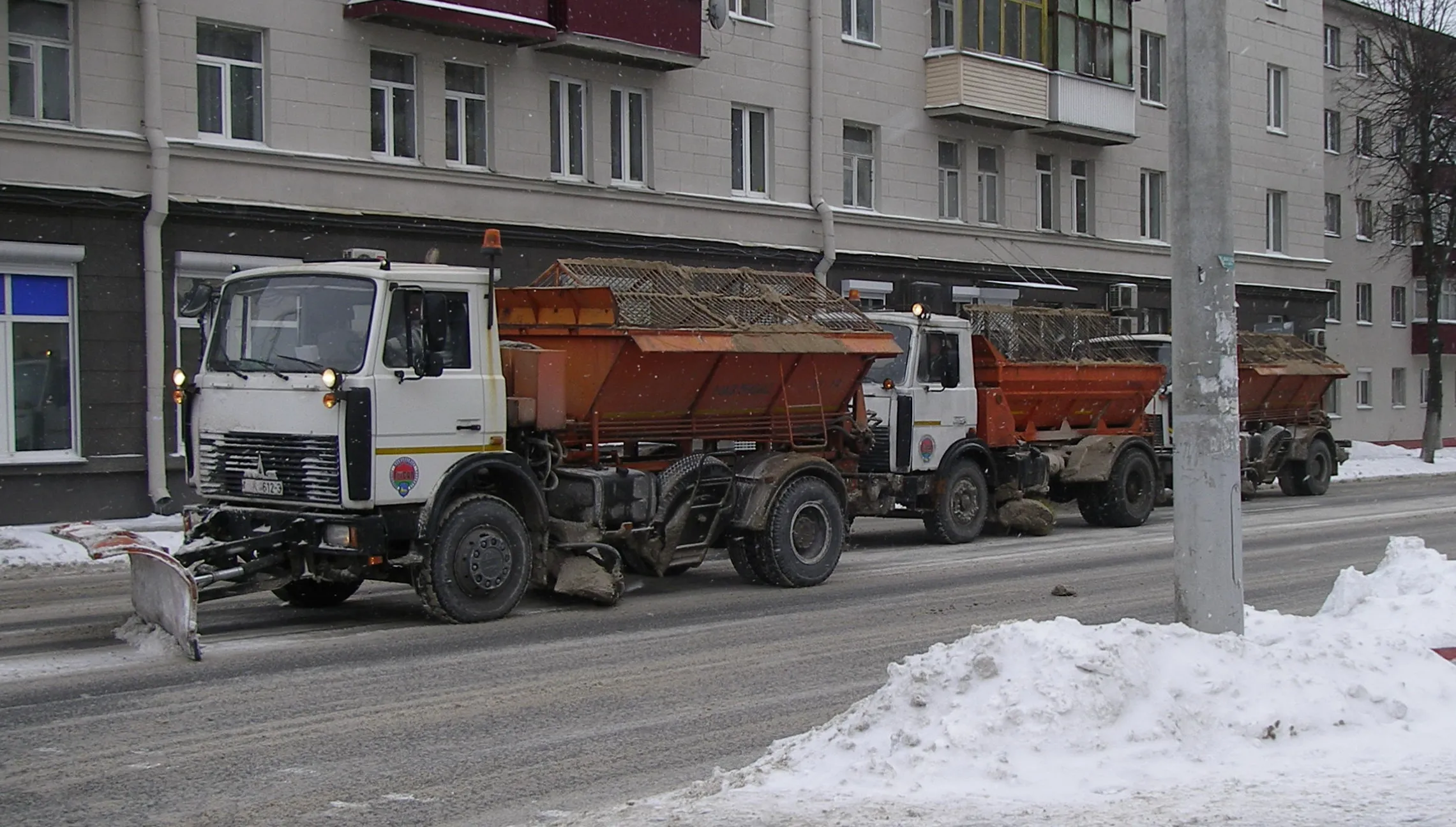 За сутки на дорогах области израсходовано 2403 тонны противогололедных материалов