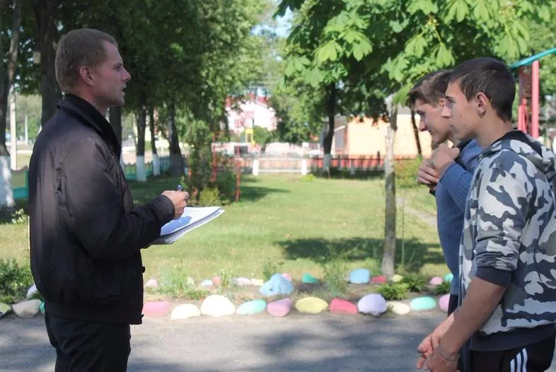 В деревне Дуброва школьникам предоставили возможность заработать во время летних каникул