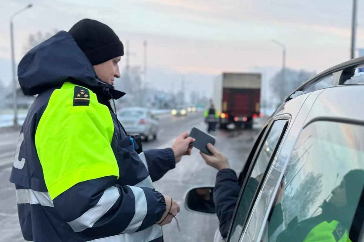 Выехали на встречную полосу и не пристегнули детей: более 2 200 нарушений ПДД выявили сотрудники ГАИ за предвыходные и выходные дни