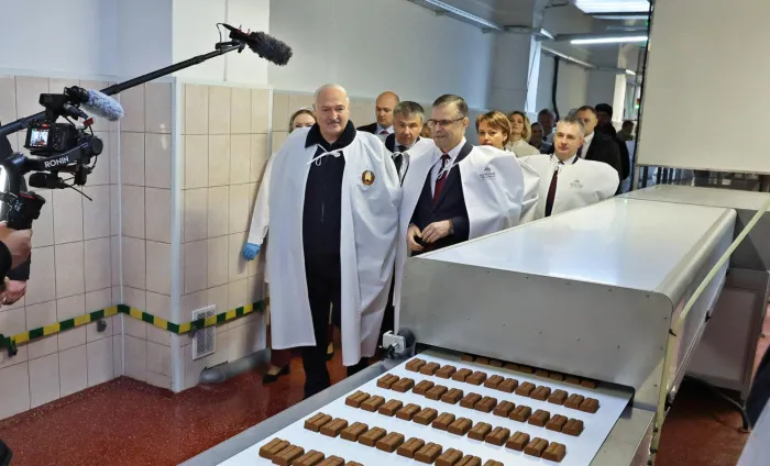 «Коровка» дома только из Наровли: Александр Лукашенко побывал на фабрике «Красный Мозырянин»