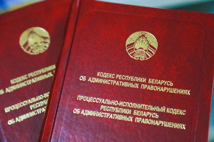 Задержана 50-летняя добрушанка, которая расклеивала бчб-сердечки на столбах и заборах
