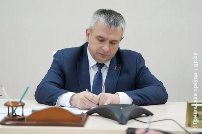 Довести до конца капремонт и прогрейдировать дорогу: прямую линию провел председатель облисполкома Иван Крупко