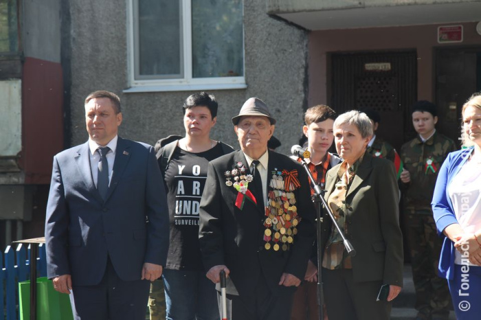 В канун Дня Великой Победы помощник Президента - инспектор по Гомельской области Юрий Горлов вручил памятный нагрудный знак ветерану войны Алексею Головацкому