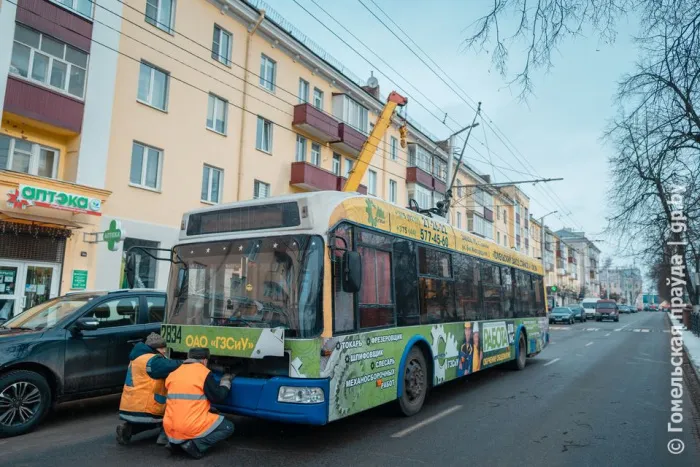 Фотофакт: в Гомеле по проспекту Победы было ограничено движение из-за покосившейся опоры линии электропередач 