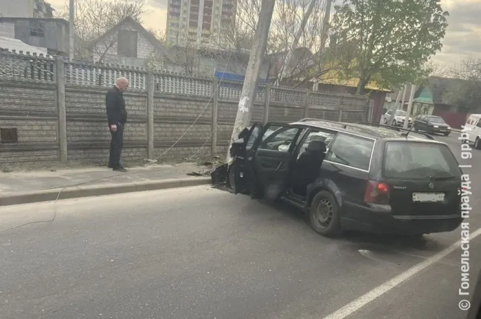 В Гомеле легковушка врезалась в столб