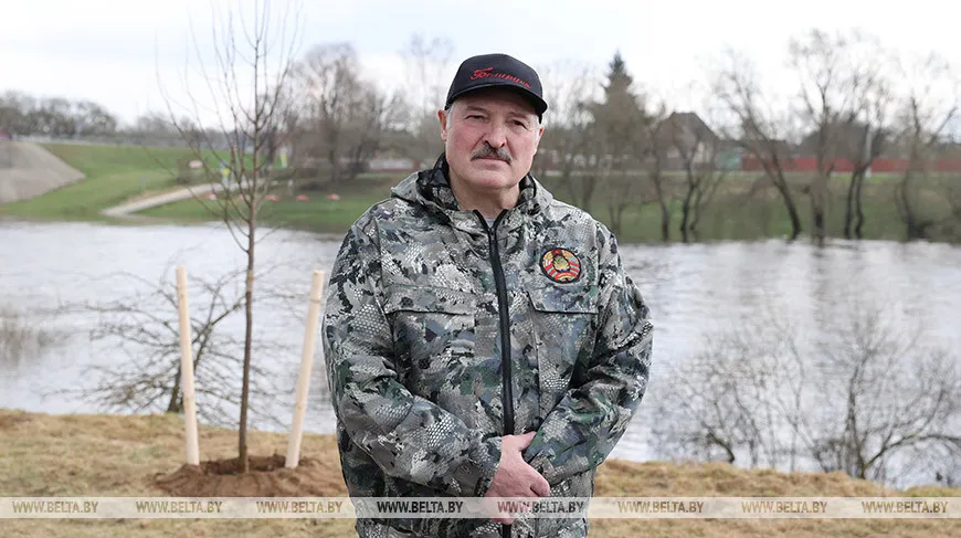 Лукашенко о COVID-19: мы производим достаточно вакцины, чтобы на время обезопасить людей