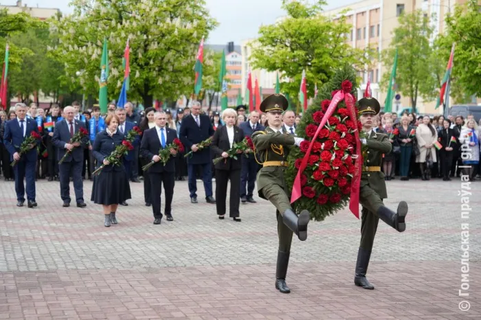 Фотофакт: митинг, посвященный 78-летию Великой Победы, собрал в Калинковичах представителей всех поколений 