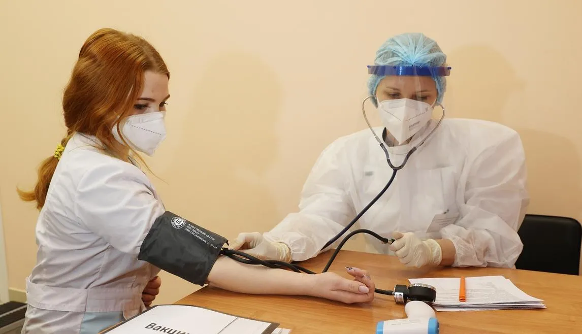 В Беларуси начали прививать медработников, находящихся в зоне риска