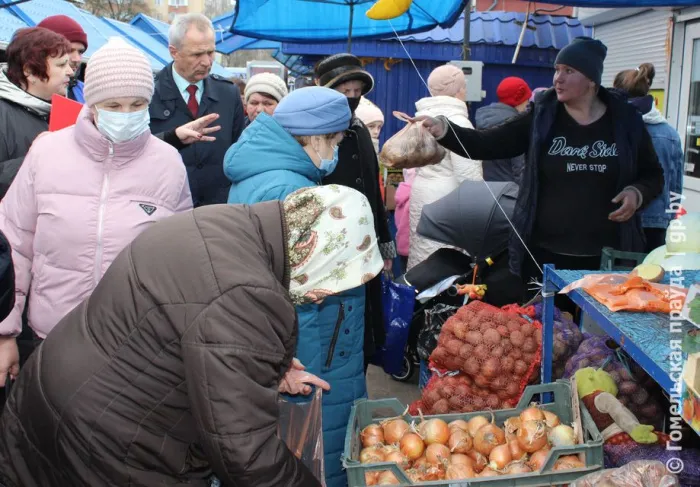 Профсоюзные активисты и депутаты проводят мониторинг цен на социально значимые товары в магазинах и на рынках Гомеля