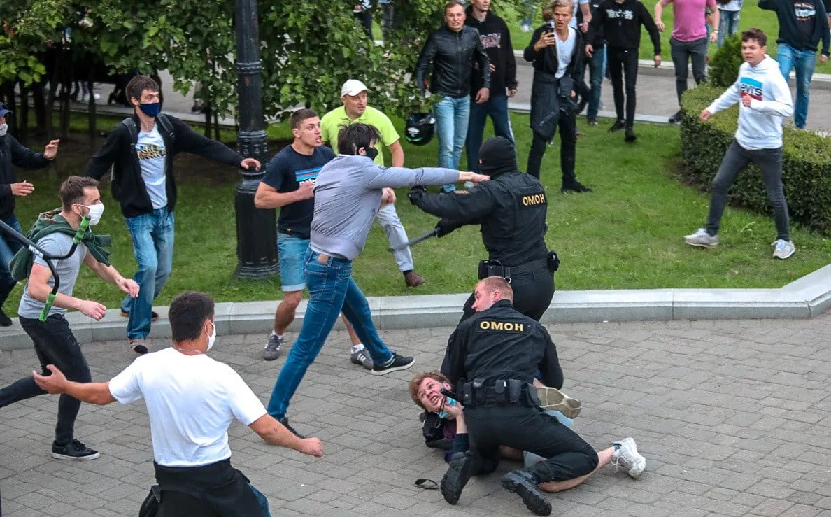 У человека есть право выразить мирный протест, но нет права нарушать закон, мешать работе милиции и спокойной жизни других людей