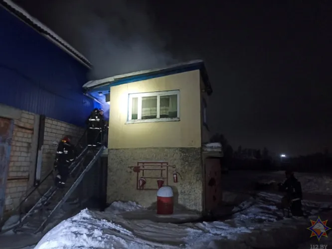 Спасатели ликвидировали пожар на предприятии в Гомельском районе