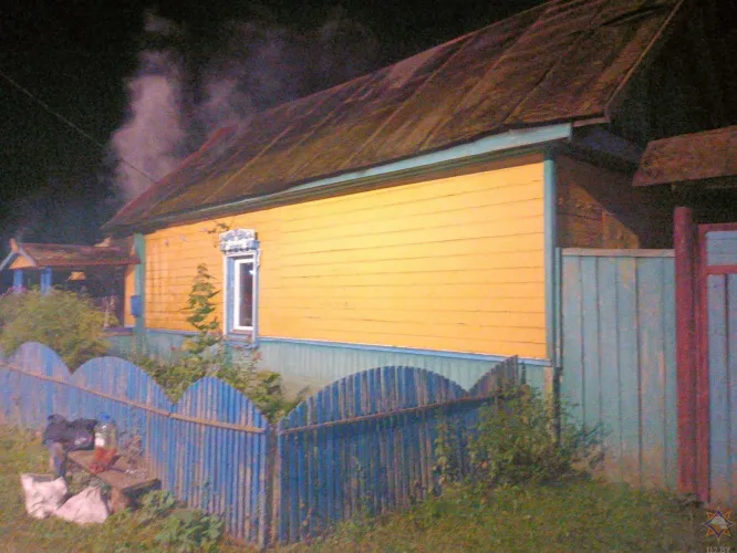В Чечерске на пожаре дома погибла пенсионерка, её сына удалось спасти