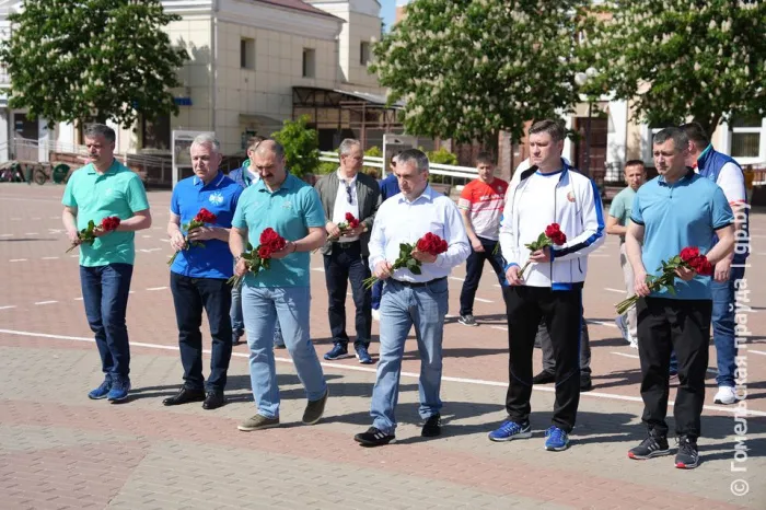Все начинается с памяти: гости фестиваля «Вытокі» возложили цветы и венки к памятнику воинам-освободителям 