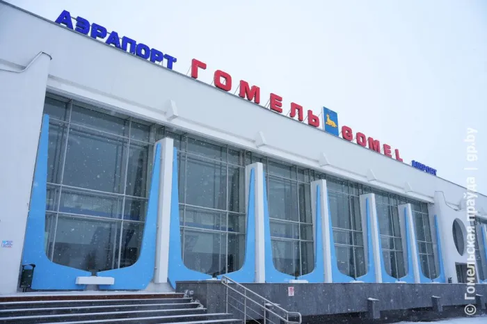 В Сети появилось фото из гомельского аэропорта, где в санузлах нет кабинок. Рассказываем почему