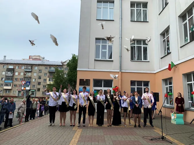 Трогательный вальс и белые голуби: линейка в гомельской школе мира