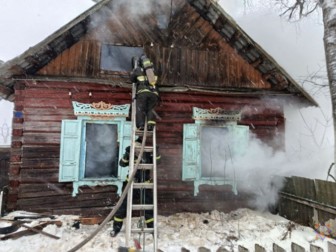 На пожаре в Буда-Кошелевском районе мужчина спас соседа