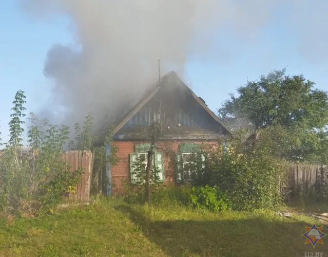 В Добруше на пожаре дома погиб мужчина, женщину удалось спасти