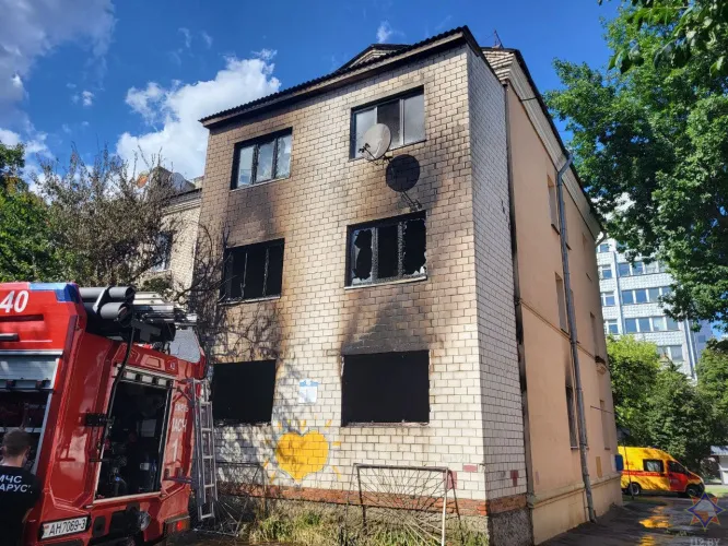 Работники МЧС на пожаре в Гомеле спасли трех человек