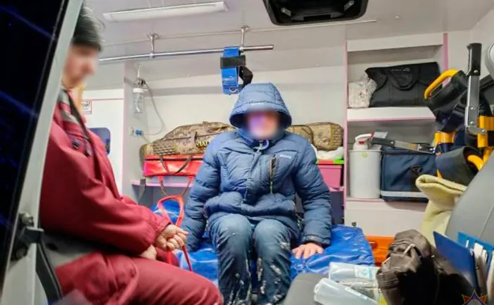 Решил срезать дорогу через зимний лес и заблудился: в Гомельском районе работники МЧС спасли мужчину