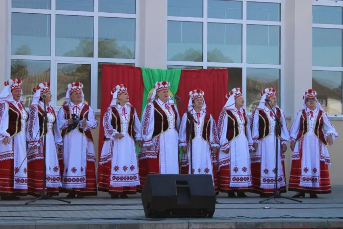 Творчество объединяет: жителей агрогородка Коммунар с Днём Независимости поздравили миротворцы 