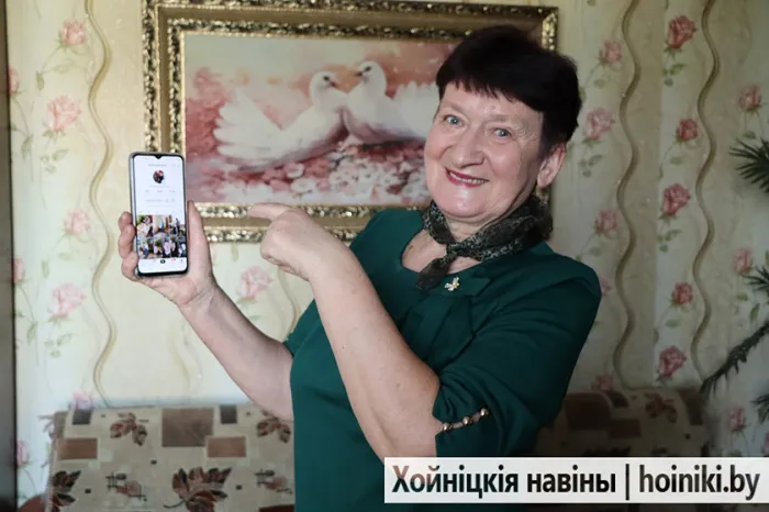 «Свиньям есть дам. Баню вытоплю. Потом снимаю видео». Пенсионерка из Хойникского района стала звездой TikTok 