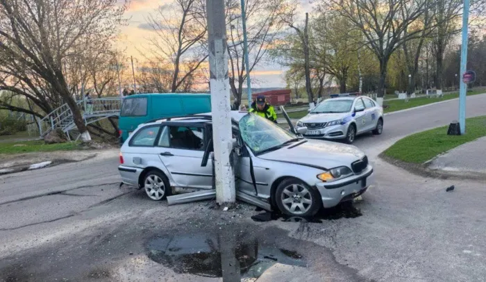 В Мозыре пьяный водитель «БМВ» врезался в осветительную мачту, его госпитализировали в реанимацию