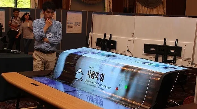 LG показала гибкий OLED-экран высотой в человеческий рост