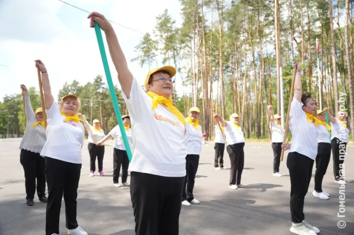 В Светлогорске пенсионеры прививают детям любовь к спорту. Участникам «Вытокаў» показали спортивную инфраструктуру города