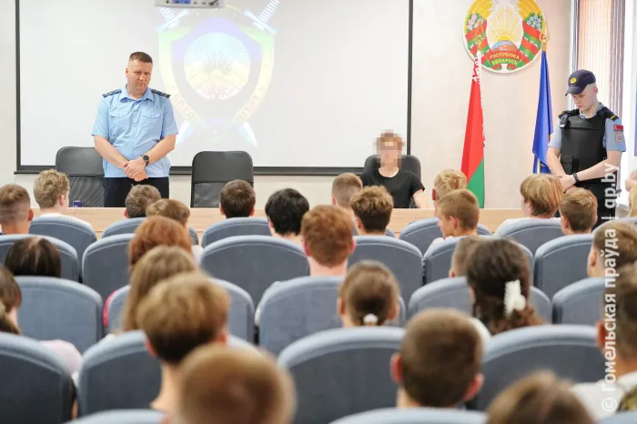 Вместо университета – СИЗО: в Гомеле провели показательный арест 17-летнего парня на глазах у сверстников 