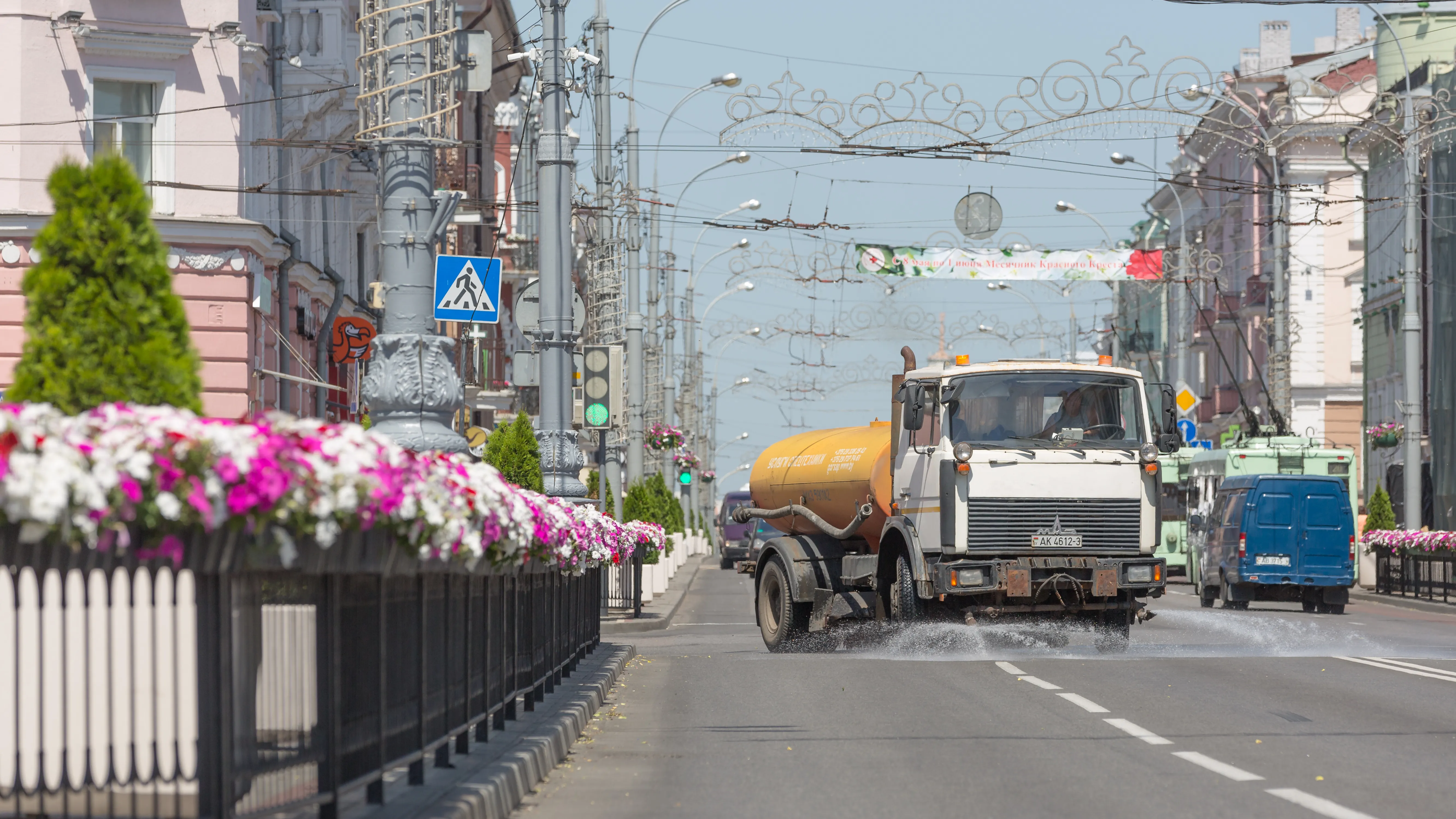 Гомельские улицы спасают от жары