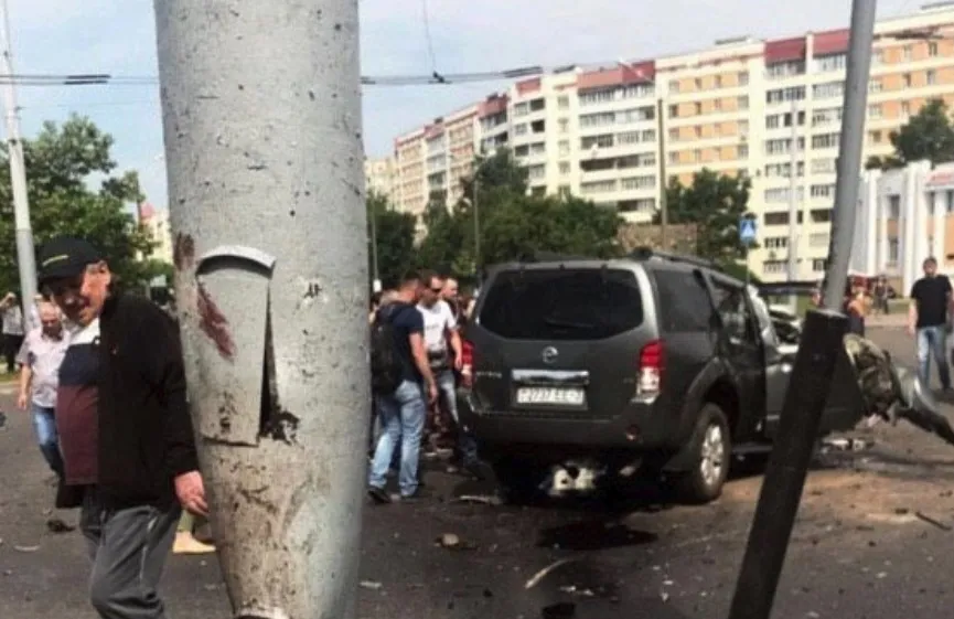 В Гомеле на универсаме "Брянский" внедорожник влетел в столб. На спидометре было более 130 км/ч 
