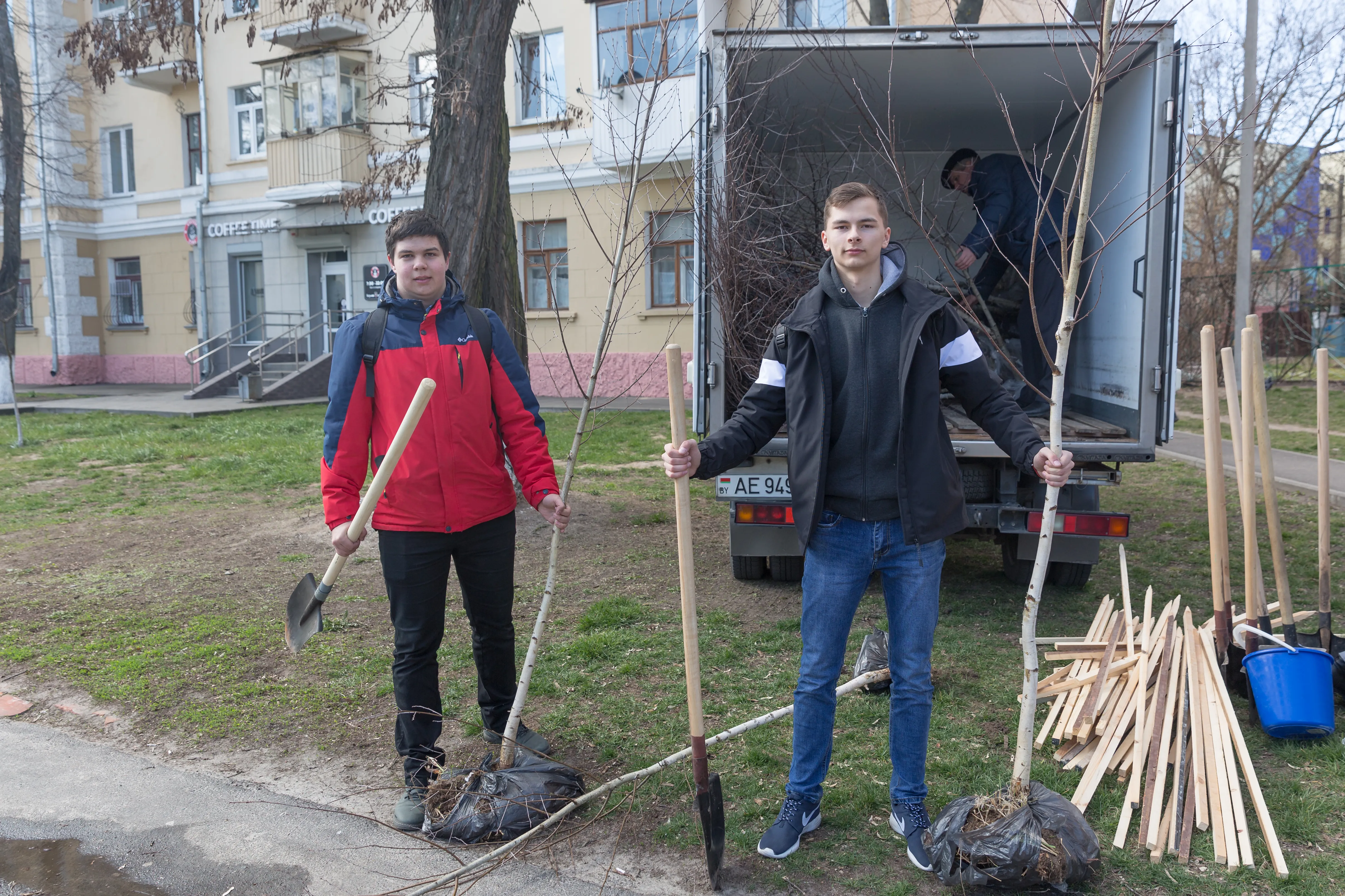 Почему бы не помочь городу стать красивее: студенты БелГУТа посадили деревья возле университета 