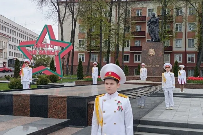 В Гомеле школьники торжественно заступили на Вахту памяти у мемориалов Гомеля