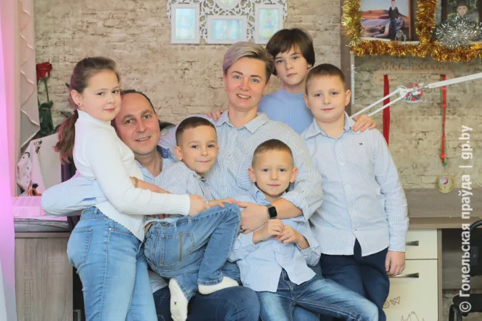 Предприниматель Дмитрий Ралько из Рогачева с женой воспитывают пятерых детей, четверо из которых – усыновленные