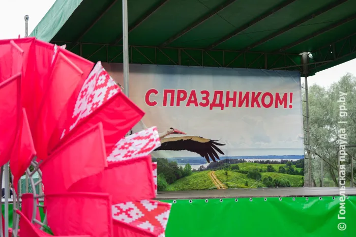 В микрорайоне Гомсельмаш организовали праздничную торговлю, работали мини-кафе и аттракционы