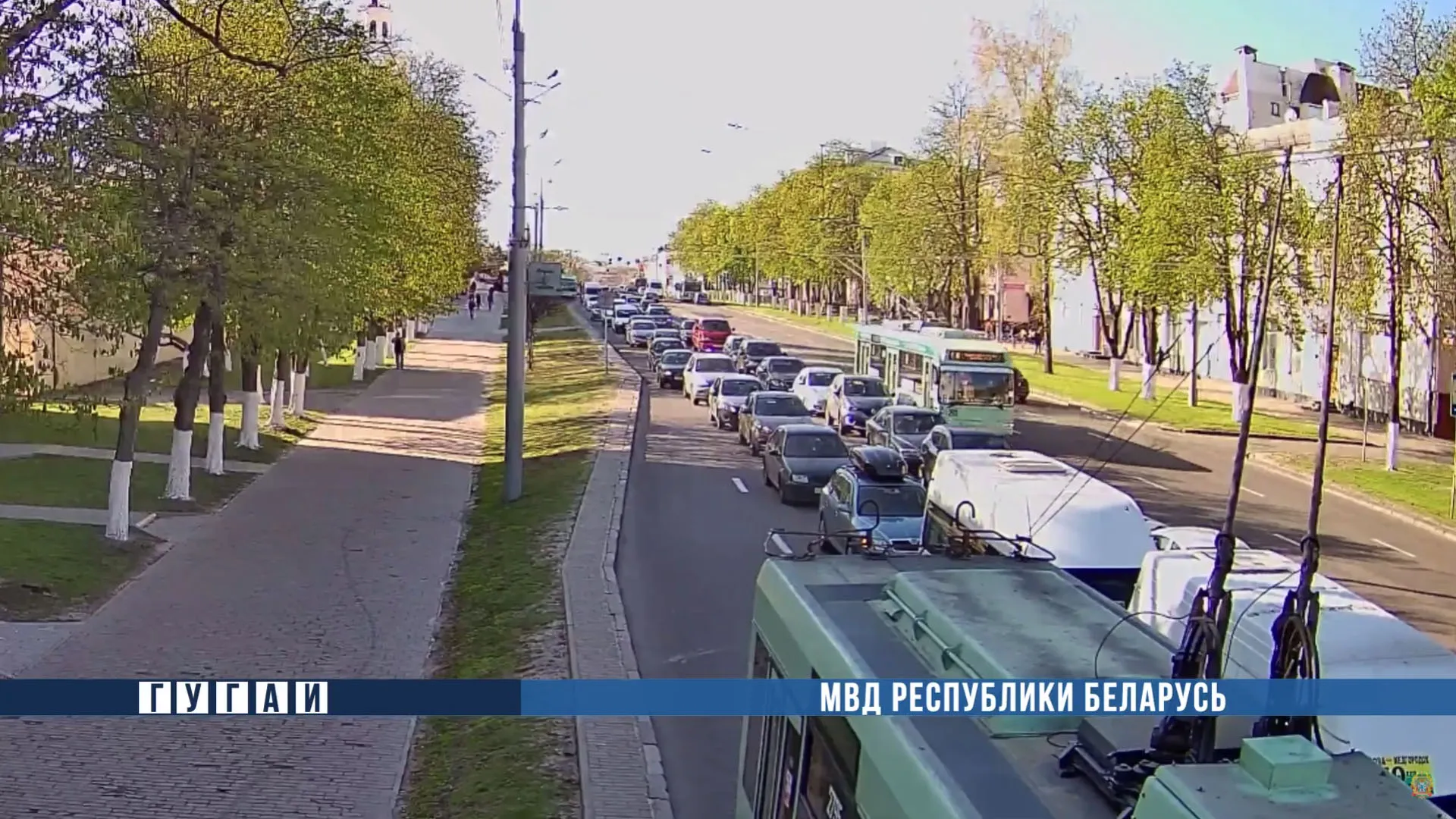 В Гомеле водитель троллейбуса объехал "пробку" по встречной полосе