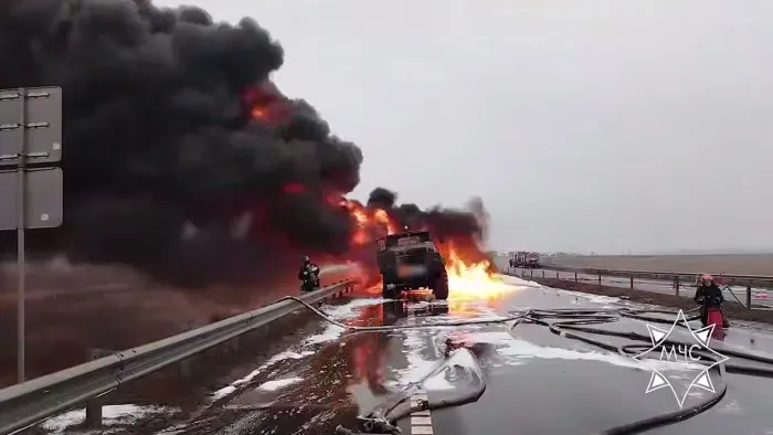 На трассе Минск - Гомель возле Бобруйска загорелся бензовоз