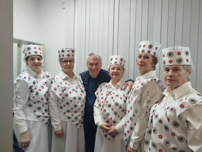 Народный ансамбль «Неунывающий возраст» ГЦК выступил на разогреве у заслуженного артиста России Валерия Сёмина