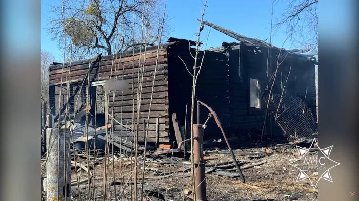 В Калинковичском районе спасатели ликвидировали пожар трёх хозпостроек и дома