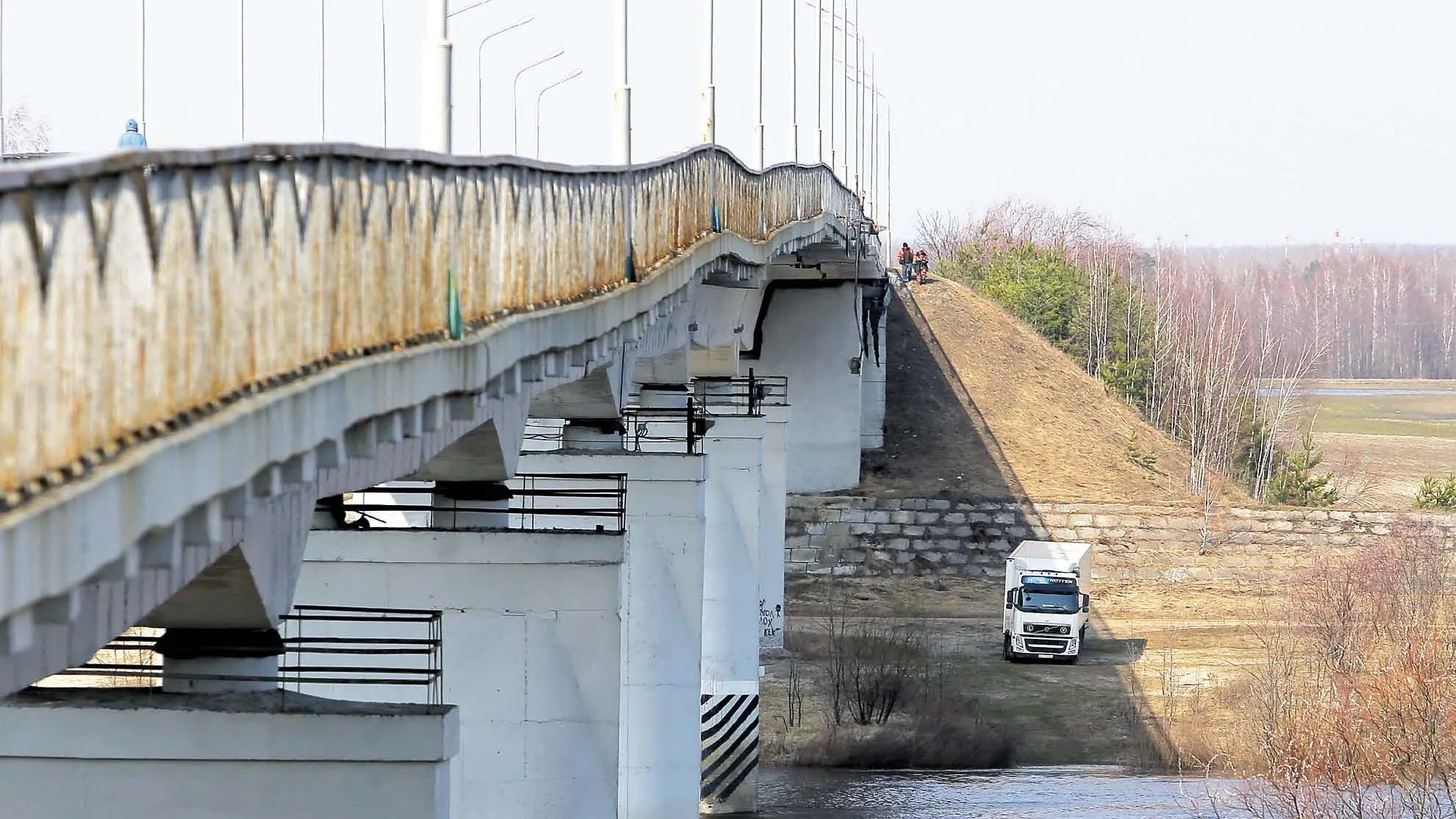 Мост на трассе М8 под Гомелем ровным как стрела не назовешь
