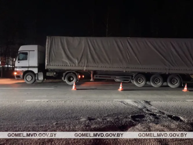 В Добрушском районе женщина-пешеход попала под колеса большегруза