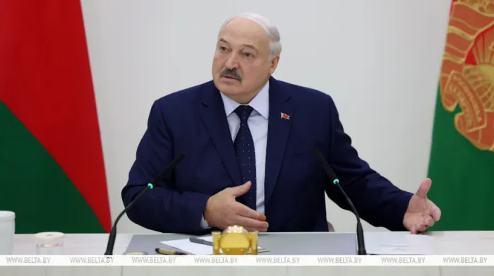 Лукашенко: "ядерный зонтик" Беларуси нужен для того, чтобы этого "дождя" не было