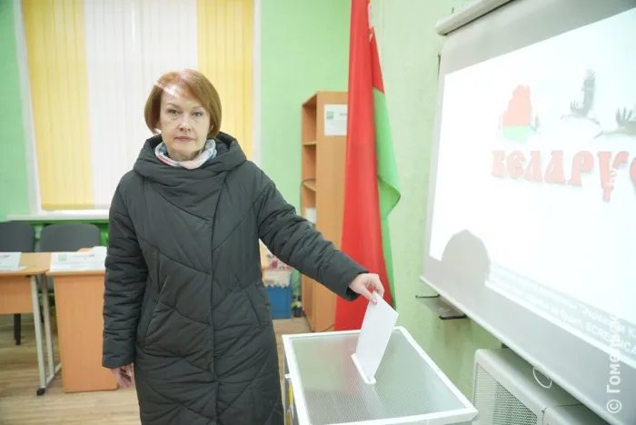 За традиционные ценности и безопасность детей. Председатель облсовета депутатов Екатерина Зенкевич проголосовала на избирательном участке №83