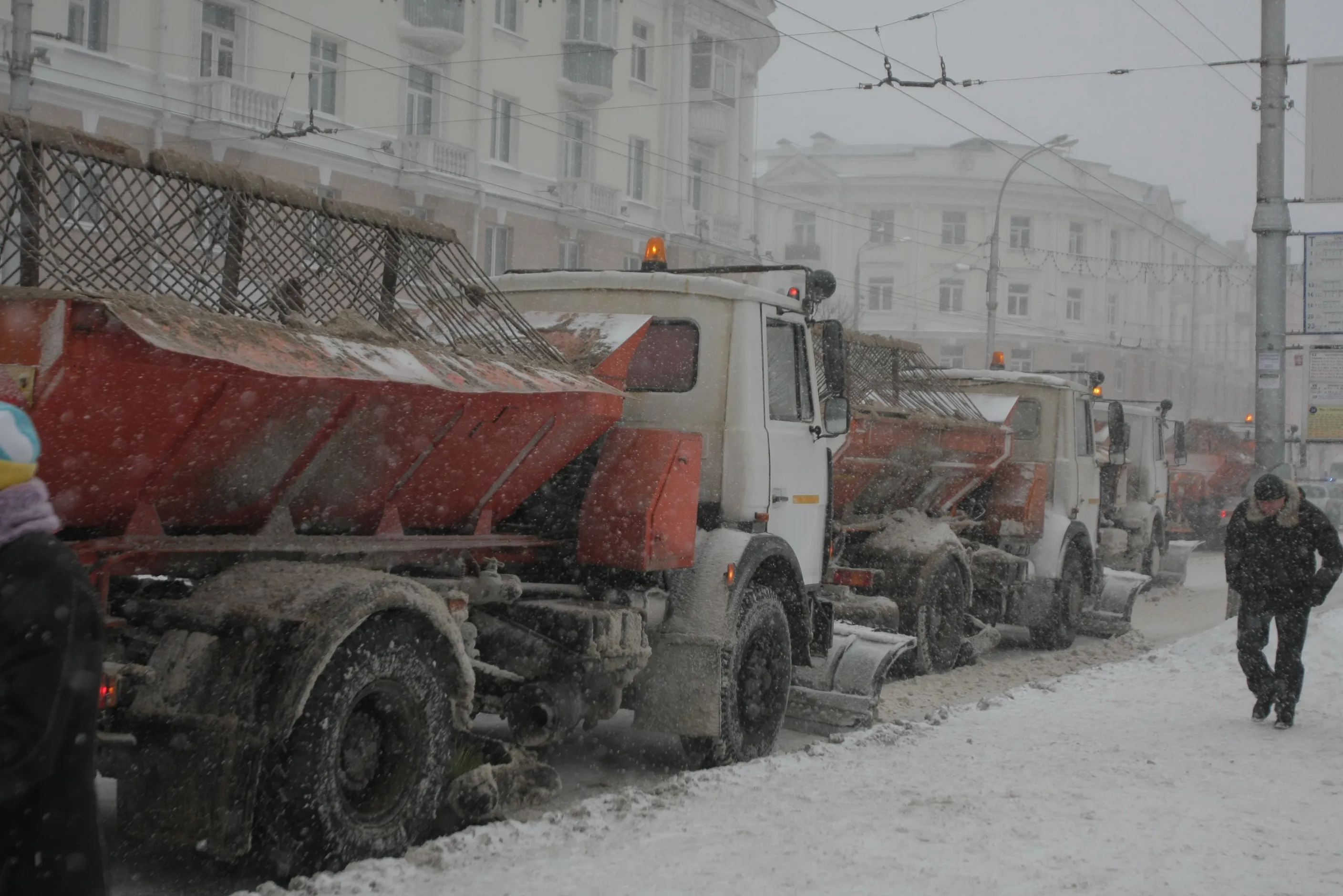 ГАИ объявила план «Погода», водителей просят быть аккуратными и не мешать снегоуборочной технике 