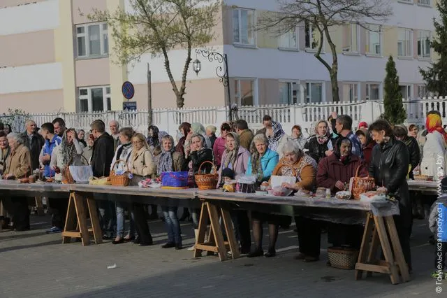 Пасхальные богослужения в Соборе Петра и Павла в Гомеле (фото и видео)