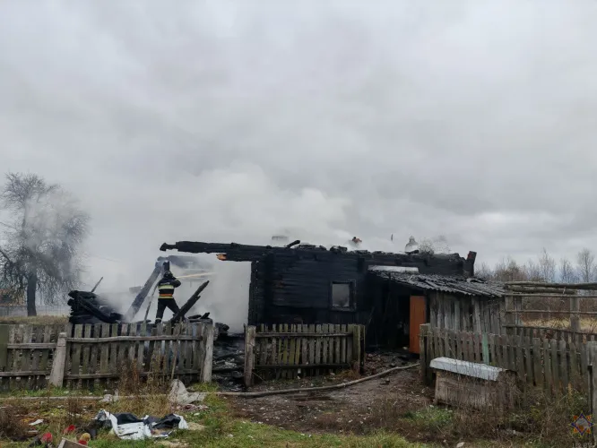 В Наровлянском районе на пожаре в жилом доме погибла женщина