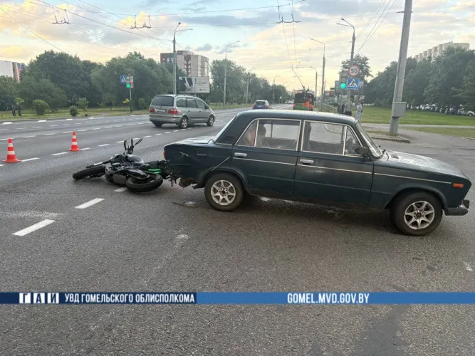 В Гомеле на проспекте Речицком мотоциклист врезался в «ВАЗ»