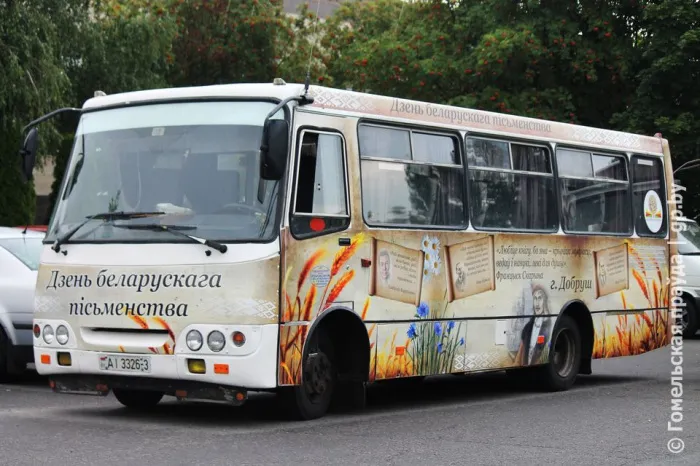 В АП № 6 презентовали брендированные автобусы ко Дню белорусской письменности
